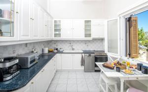 Kuchyň nebo kuchyňský kout v ubytování Villa Irene Syros