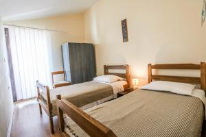 ein Schlafzimmer mit zwei Betten und einem Fenster in der Unterkunft Medulin Riviera Apartments Goran in Medulin