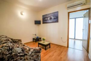 ein Wohnzimmer mit Sofa und Tisch in der Unterkunft Medulin Riviera Apartments Goran in Medulin