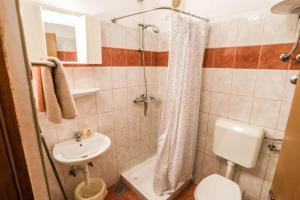 ein Badezimmer mit Toilette, Waschbecken und Dusche in der Unterkunft Medulin Riviera Apartments Goran in Medulin + 43 Fotos