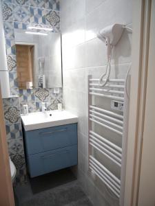 un bagno con lavandino e specchio di Comédie ST-Roch - Studio - Hypercentre Gare - CLIM & NETFLIX a Montpellier