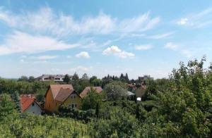 Blick auf eine Stadt mit Häusern und Bäumen in der Unterkunft Bencze Vendégház Zalakaros in Zalakaros