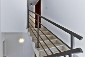 una escalera en una casa con barandillas negras en Apartments Vera, en Umag