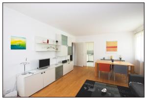 ein Wohnzimmer mit einer Küche und einem Esszimmer in der Unterkunft Schöne Ferienwohnung mit Panoramablick in Locarno