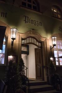 een toegang tot een gebouw 's nachts met verlichting bij Hotel PIAZZA in Dinkelsbühl