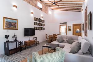 a living room with a couch and a tv at Villa Valls in Montuiri