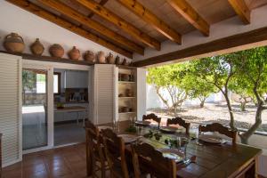 a kitchen and dining room with a table and chairs at Villa Valls in Montuiri