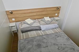 1 cama con 2 almohadas en una habitación en Manora guest pool house Sucuraj, en Sućuraj