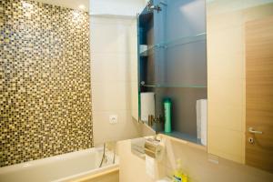 een badkamer met een spiegel en een wastafel bij Apartament Calea Bucuresti in Piteşti
