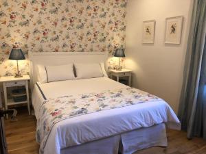1 dormitorio con 1 cama y 2 mesas con lámparas en El Cuartel del Rio Dulce, en Mandayona