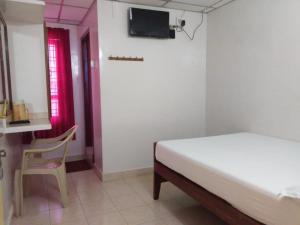 TV a/nebo společenská místnost v ubytování Anandan Tourist Home