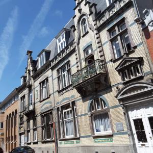 ein großes Backsteingebäude mit Balkon in der Unterkunft B&B Villa D'Hondt in Blankenberge