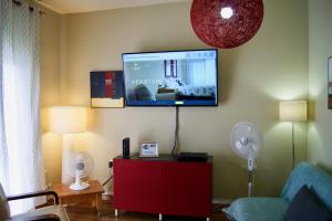 ein Wohnzimmer mit einem Flachbild-TV an der Wand in der Unterkunft Dream Flat in Santa Cruz de Tenerife