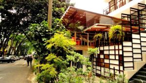un edificio con piante sul lato di Casa Kiwi Hostel a Medellín