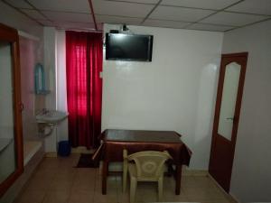 TV a/nebo společenská místnost v ubytování Anandan Tourist Home