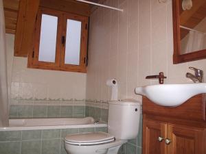 y baño con aseo, lavabo y bañera. en Casa Rural Arturo I, en Sahagún
