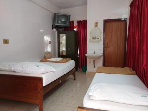 Postel nebo postele na pokoji v ubytování Anandan Tourist Home