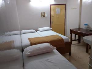 Postel nebo postele na pokoji v ubytování Anandan Tourist Home