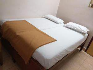 Postel nebo postele na pokoji v ubytování Anandan Tourist Home