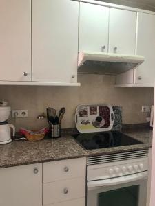 Kuchnia lub aneks kuchenny w obiekcie Torre Principado - Aloturin Benidorm