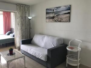 Łóżko lub łóżka w pokoju w obiekcie Torre Principado - Aloturin Benidorm