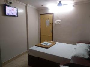 Postel nebo postele na pokoji v ubytování Anandan Tourist Home