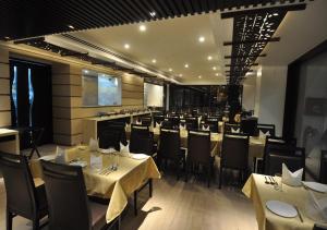 Posezení v ubytování Tarawade Clarks Inn Pune