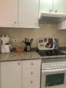 Kuchnia lub aneks kuchenny w obiekcie Torre Principado - Aloturin Benidorm