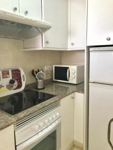 Kuchnia lub aneks kuchenny w obiekcie Torre Principado - Aloturin Benidorm