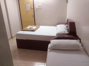 Postel nebo postele na pokoji v ubytování Anandan Tourist Home
