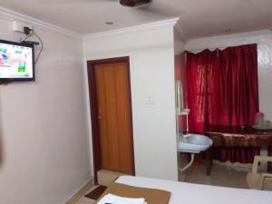 TV a/nebo společenská místnost v ubytování Anandan Tourist Home