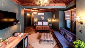 ein Wohnzimmer mit Sofa und Tisch in der Unterkunft Sunset Hotel Marmaris in Marmaris