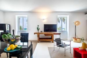 a living room with a table and chairs at Casa Giulia - Apartment beachfront with 2 bedrooms, air conditioning and private parking, just 30 meters from the beach in Sestri Levante