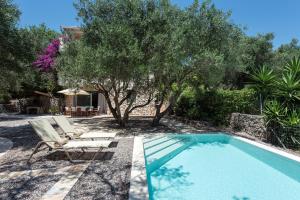 The swimming pool at or close to Villa Aziza