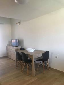 TV a/nebo společenská místnost v ubytování MILOS HOUSE