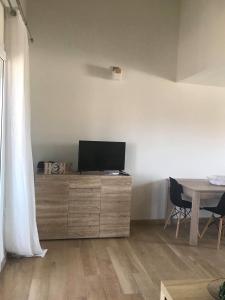 TV a/nebo společenská místnost v ubytování MILOS HOUSE