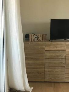 TV a/nebo společenská místnost v ubytování MILOS HOUSE