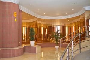 een lobby met trappen en planten in een gebouw bij Stay In Plaza in Alicante