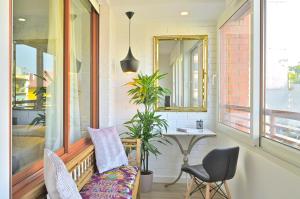 een veranda met een bank en een tafel en een tafel bij Stay In Plaza in Alicante