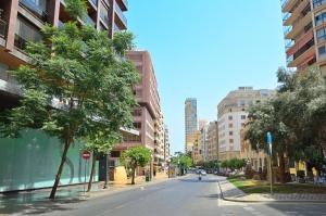 een lege straat in een stad met gebouwen bij Stay In Plaza in Alicante