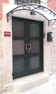 a green door on the side of a building at Il Purgatorio in Barletta