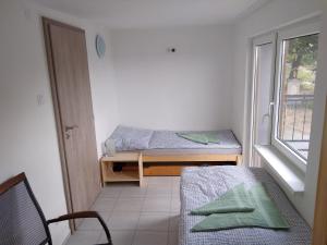 Posteľ alebo postele v izbe v ubytovaní Sklep U Křížku