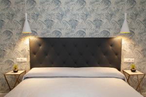 een slaapkamer met een bed met een hoofdeinde en behang bij Stay In Plaza in Alicante +40 foto's