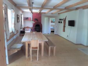 comedor con mesa de madera y sillas en BodenSEE Apartment Neukirch Wangener Strasse, en Neukirch