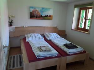 Dos camas en una habitación con toallas. en BodenSEE Apartment Neukirch Wangener Strasse, en Neukirch