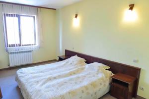 Postel nebo postele na pokoji v ubytování Lovna sreshta