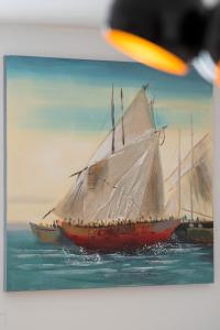 瓦比尼科的住宿－SOBE "GALEB"，水中两艘船的画