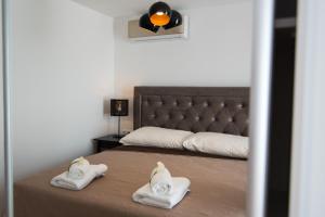 een slaapkamer met een bed met handdoeken erop bij SOBE "GALEB" in Vrbnik