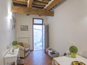 a living room with a couch and a table at IL PRUNELLO - una casa tra le Torri in San Gimignano