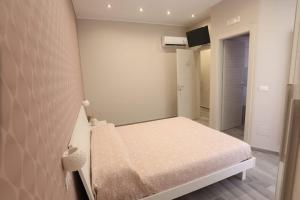 a small hospital room with a bed and a tv at B&B MiMà in San Severo
